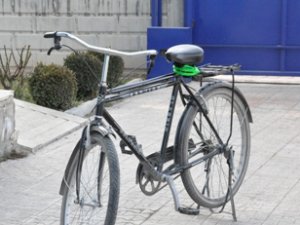 Polisten, çalıntı bisikletle kaçtı