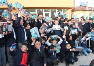 Tatilde camiye gelene bilgisayar ödülü