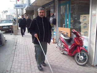 Engelliler kaldırımlardan şikayetçi