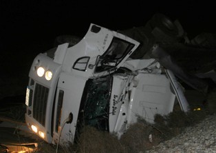 TIR şarampole devrildi: 2 yaralı