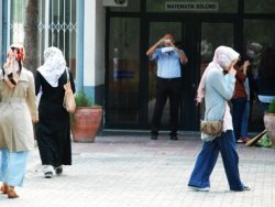 Başörtülü öğrenciyi derse almayan profesöre hapis