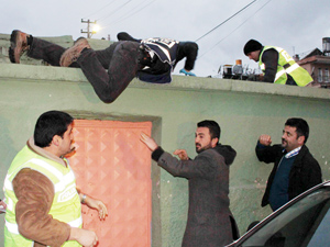 Uyuşturucu satılan evlere baskın