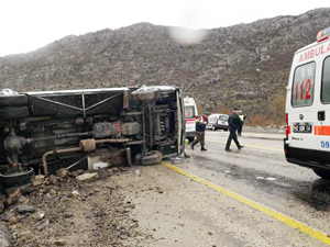 Turistleri taşıyan midibüs devrildi: 16 yaralı