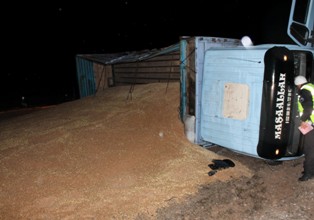 TIR ve kamyon devrildi: 2 yaralı