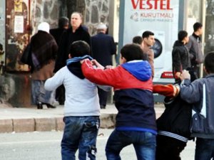 Taş atan çocuklara abi tokadı!