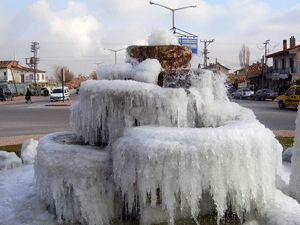 Soğuk, akan suyu bile dondurdu