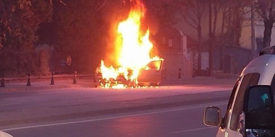 Seyir halindeki araç yandı