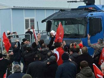 Silivri'de taşkınlık yapan gruba tazyikli su
