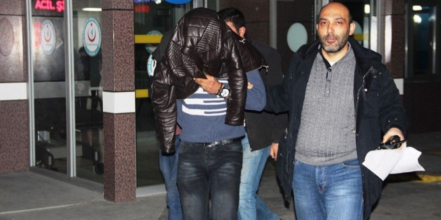 Kamyonete aldıkları kadını gasp ettiler