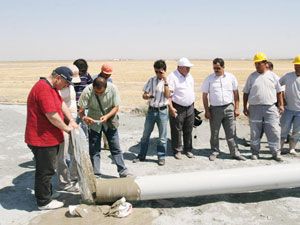 Gaz ve su fışkıran kuyu sonunda kapatıldı