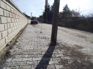 Direk yol ortasında kaldı