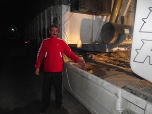 TIR'ın yakıt deposunu boşalttılar