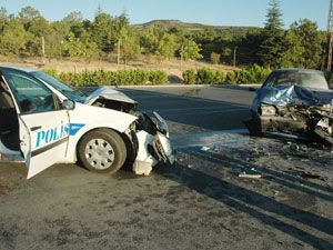 Bu kez trafik polisleri kaza yaptı