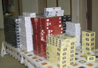 Araçtan 10 bin paket kaçak sigara çıktı