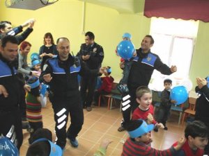 Polisten Gangnam Style dansı