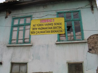 Dördüncü pankart da hırsızı durdurmadı!