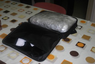 Dizüstü bilgisayar çantasından esrar çıktı