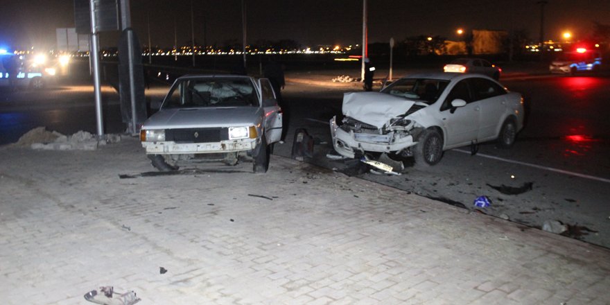 İki otomobil kavşakta çarpıştı: 8 yaralı