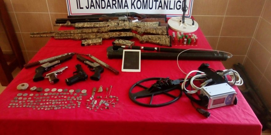 Definecilerin evinden tarihi eserler ve silahlar çıktı