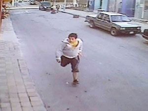 Hırsızlık şüphelisinin kaçışı kameraya takıldı
