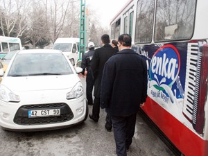 Dikkatsiz sürücü tramvayla çarpıştı