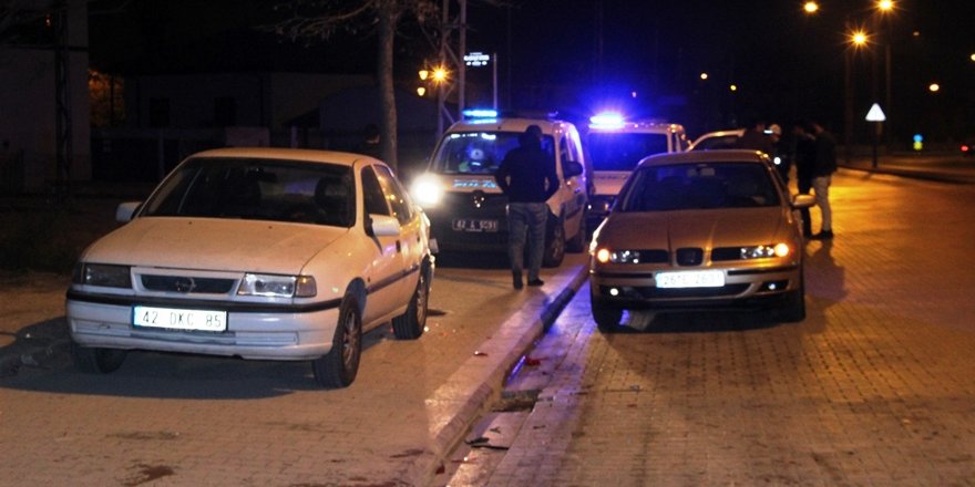 Makas atan motosiklet park halindeki otomobile çarptı: 2 yaralı