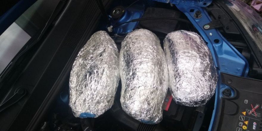 Otomobilin motorundan esrar zulası çıktı