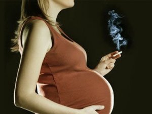 Sigara anne karnındaki bebeğe de zarar veriyor