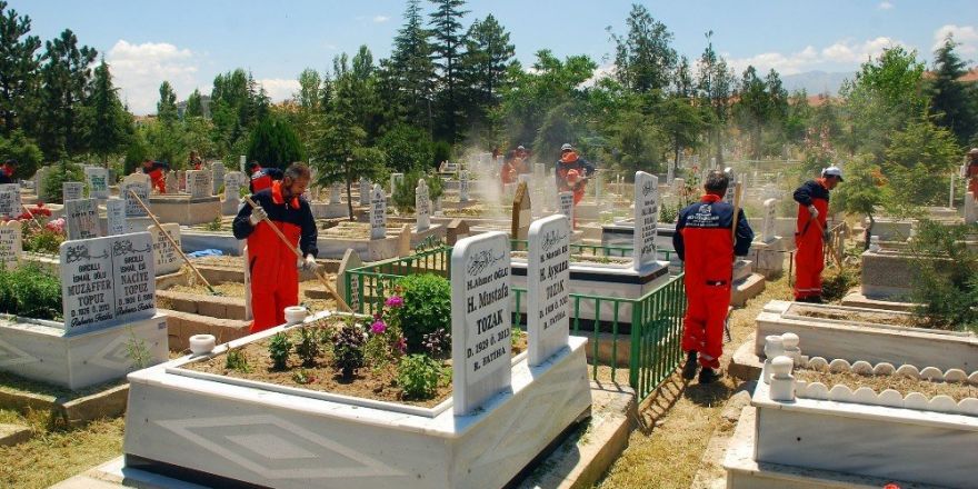 Konya’nın 31 ilçesindeki mezarlıklar artık daha bakımlı