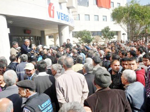 Çiftçiler vergi dairesini bastı