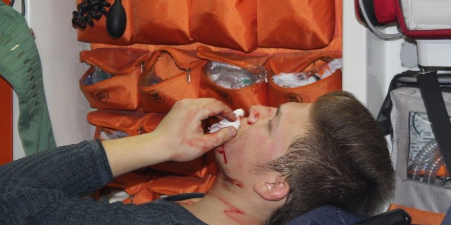 Alkollü şahıslar yüzünden bıçakladı