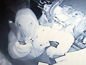 Maskeli hırsız hem soydu, hem temizlik yaptı