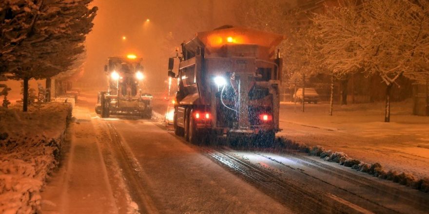 Büyükşehir kar ve buzlanmaya karşı 24 saat görev başında