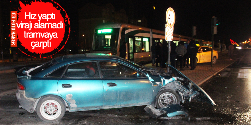 Kontrolden çıkan otomobil tramvaya çarptı
