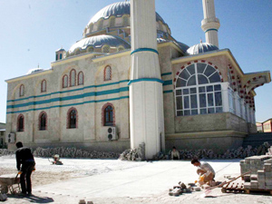 Cami çevresi düzenlemeleri sürüyor
