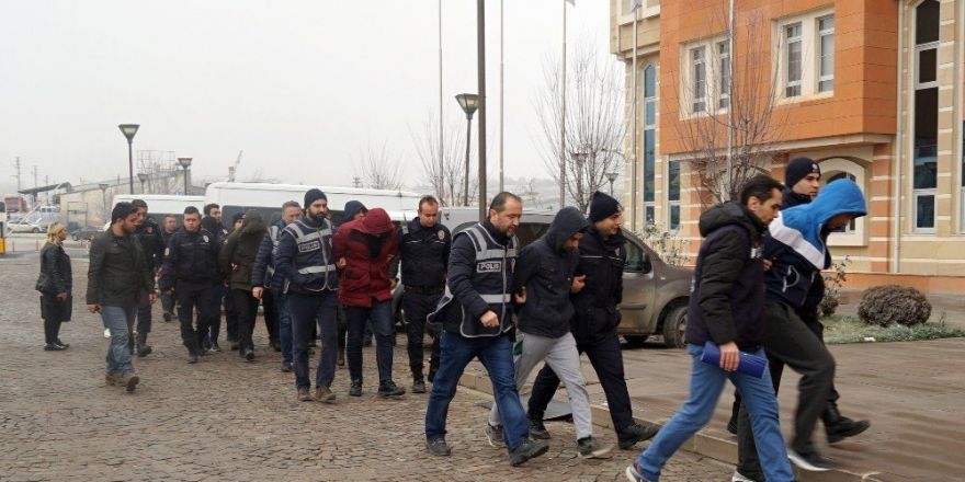 Azeri öğrenciler üniversitede çete kurup, gasp yaptı