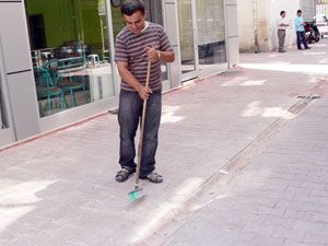 Vatandaşın sokağa attığı izmariti esnaf temizliyor