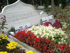 Erbakan, mezarı başında anıldı