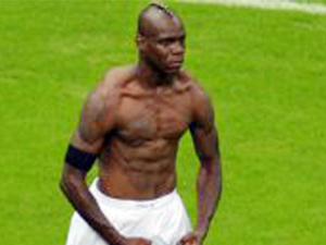 Balotelli heykelini diktiriyor