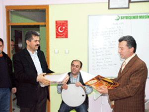 Kaymakam ve Başkan Musiki Derneğini ziyaret etti
