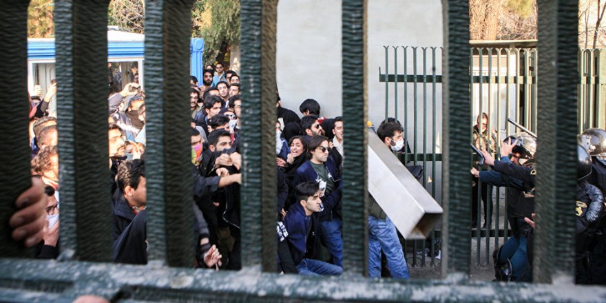 İran'daki protesto gösterilerinde ölenlerin sayısı 12'ye yükseldi