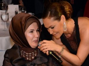 Hülya Avşar'dan büyük gaf