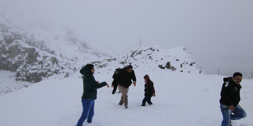 Kartopu oynamak için 300 kilometre yol katediyorlar