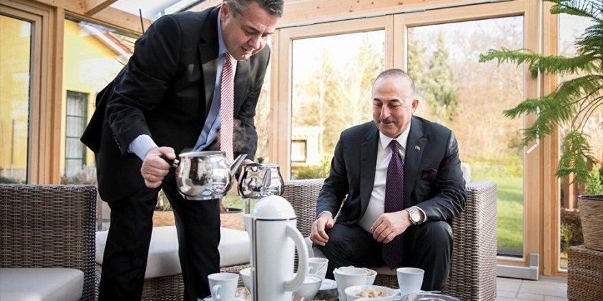 Almanya Dışişleri Bakanı Gabriel, Çavuşoğlu'nu evinde ağırladı