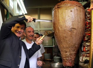 Kebap yiyen Davutoğlu'na böyle bağırdı