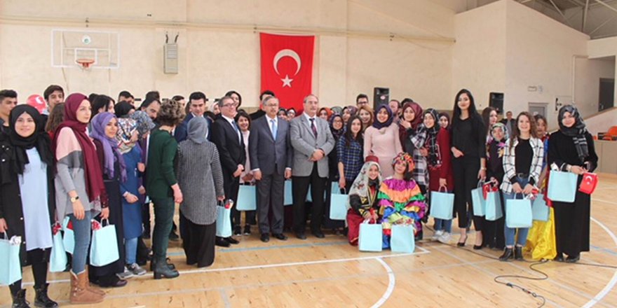 Selçuk öğrencilerinden, engelli öğrencilere kırtasiye yardımı