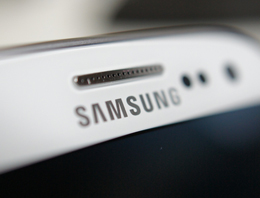 Samsung Galaxy S IV, plastik malzemeden oluşturuldu