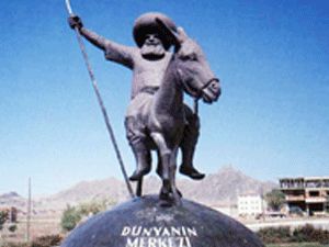 Hocanın eleştirdiğini bugün de yapanlar var