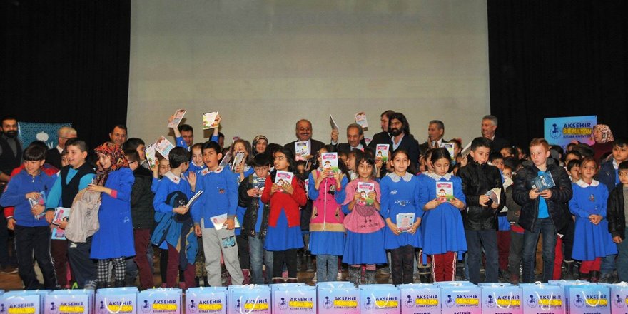 Akşehir Belediyesi’nden 55 bin liralık kitap desteği