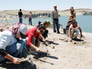 Barajın suları yükselip kazı alanına dayandı